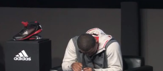 (Vidéo) Derrick Rose fond en larmes lors du lancement de ses nouvelles chaussures