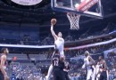 (Vidéo) Byron Mullens grimpe sur LaMarcus Aldridge