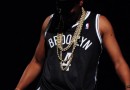(Vidéo) Jay-Z dévoile le nouveau maillot des Nets pendant son concert